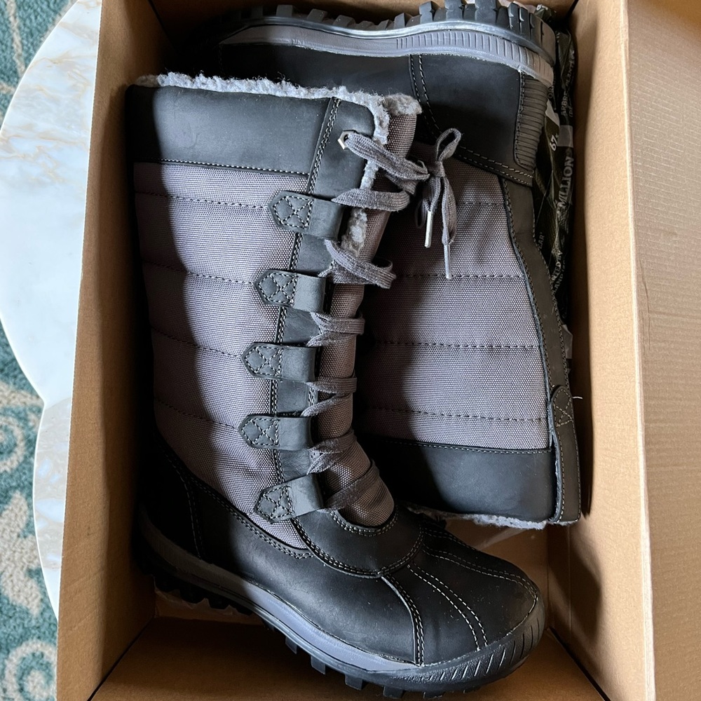 Timberland womens size 7 boots. Only worn a few times. Great for winter